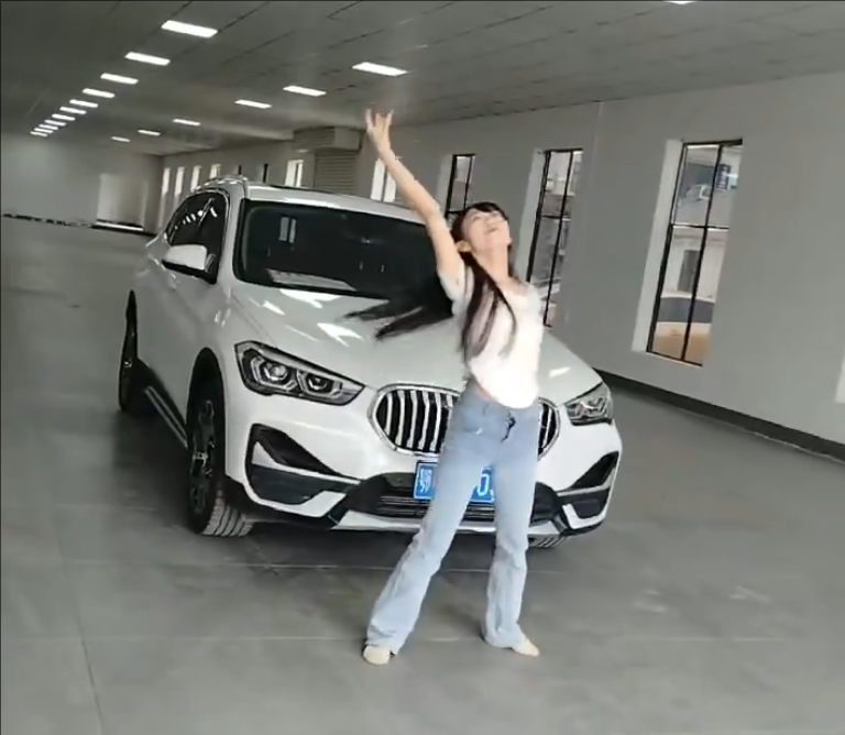 如果屈原在，定会边欣赏边捋须感叹道：“美人蹁跹兮骐骥前，舞若湘灵兮曳云裾”